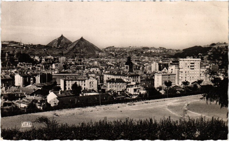 Carte postale ancienne Saint-Etienne - Vue générale - Terrain de Sport à Saint-Étienne