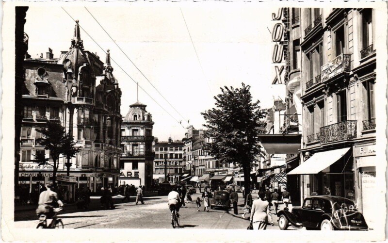 Carte postale ancienne Saint-Etienne - Avenue de la Libération et Place du Peuple à Saint-Étienne
