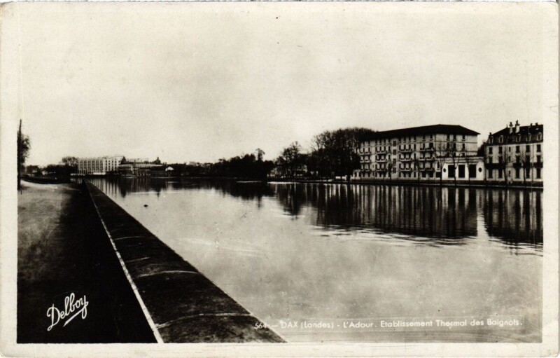 Carte postale ancienne Dax - L'Adour - Etablissement Thermal des Baignots à Dax