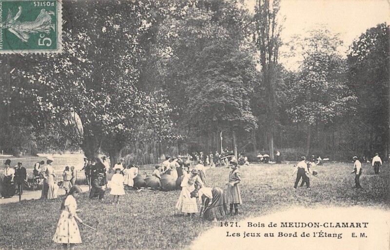Carte postale ancienne Bois De Meudon Clamart Les Jeux Au Bord De L'Etang à Clamart