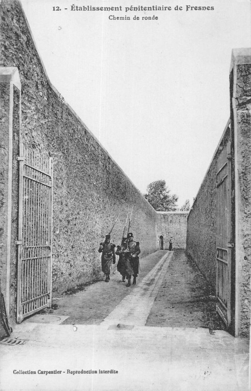 Carte postale ancienne Etablissement Penitentiaire De Fresnes Chemin De Ronde à Fresnes