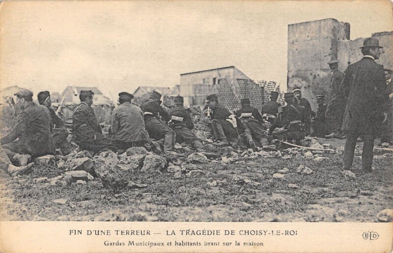 Carte postale ancienne Tragedie De Choisy Le Roi Gardes Municipaux Et Habitants Tirant Sur La Ma à Choisy-le-Roi