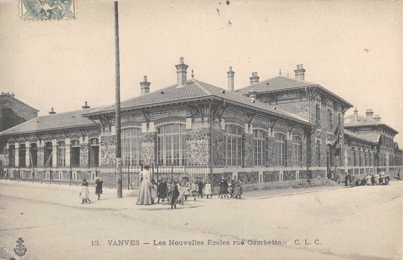Carte postale ancienne Vanves Les Nouvelles Ecoles Rue Gambetta à Vanves
