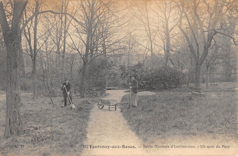 Carte postale ancienne Fontenay Aux Roses Ecole Normale D'Institutrices Un Coin Du Parc à Fontenay-aux-Roses