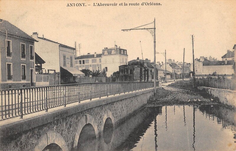 Carte postale ancienne Antony L'Abreuvoir Et La Route D'Orleans Tramway à Antony
