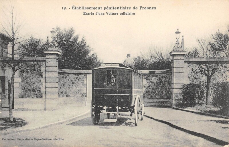 Carte postale ancienne Etablissement Penitentiaire De Fresnes Entree D'Une Voiture Cellulaire à Fresnes