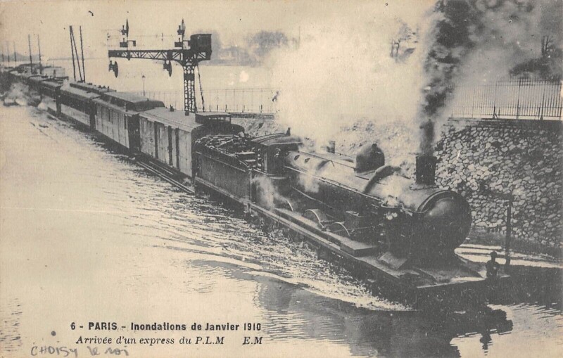Carte postale ancienne Choisy Le Roi Inondations 1910 Arrivee D'Un Express Du P.L.M. à Choisy-le-Roi