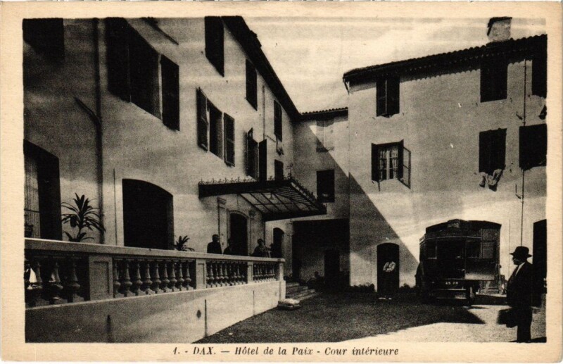 Carte postale ancienne Dax - Hotel de la Paix - Cour intérieure à Dax