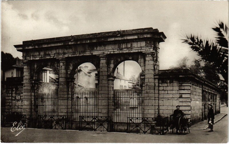 Carte postale ancienne Dax - Facade de la fontaine chaude à Dax