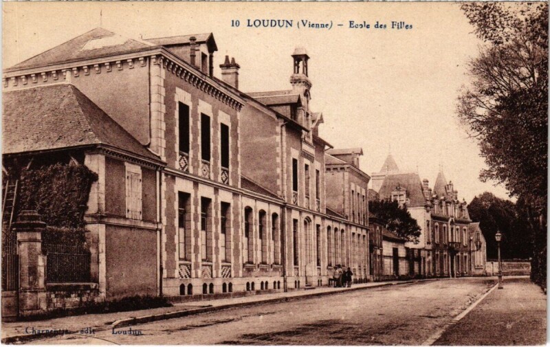 Carte postale ancienne Loudun - Ecole des Filles à Loudun