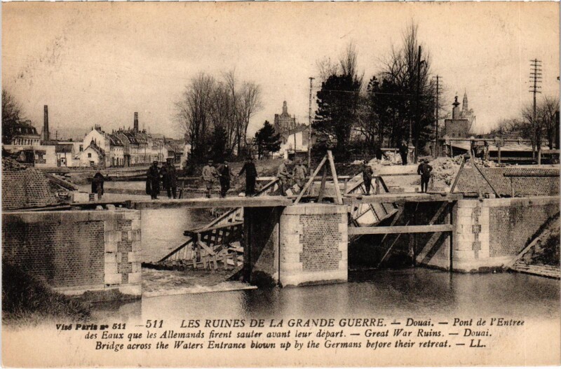 Carte postale ancienne Militaire - Douai - Pont de l'Entrée des Eaux que les à Douai