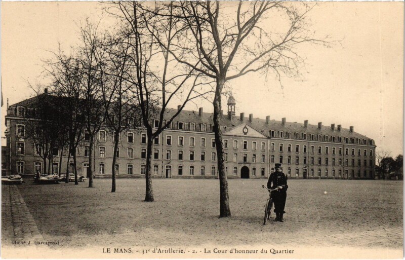 Carte postale ancienne Militaire - Le Mans - 31e d'Artillerie - La Cour d'honneur au Mans