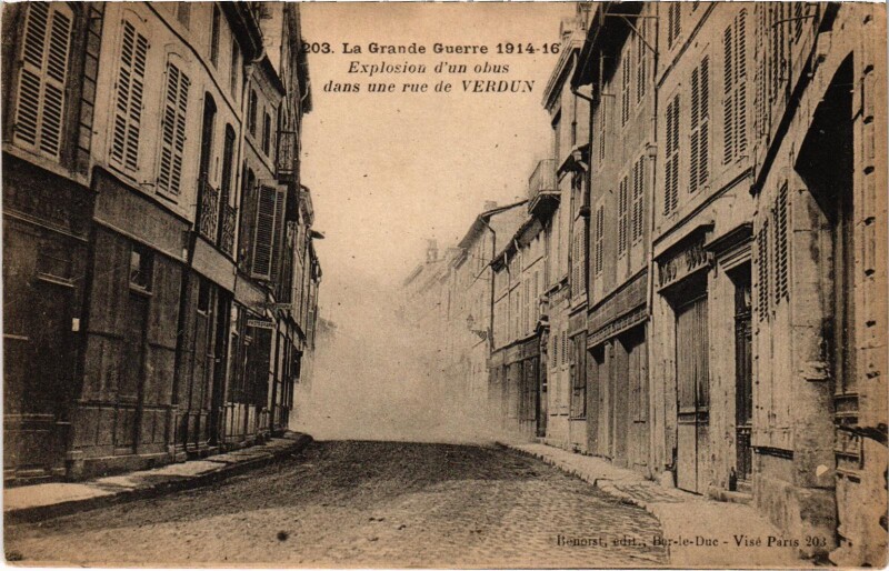 Carte postale ancienne Militaire Verdun - Explosion d'un obus dans une rue à Verdun