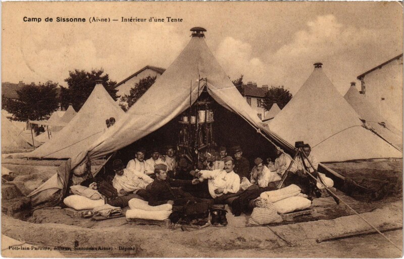 Carte postale ancienne Militaire Camp de Sissonne - Intérieur d'une Tente à Sissonne