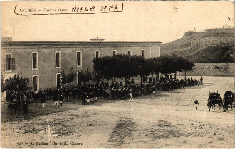 Carte postale ancienne Antibes - Caserne Gazan à Antibes