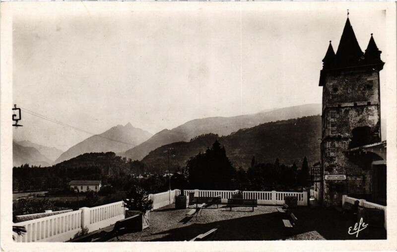 Carte postale ancienne Argeles - Terrasse et Tour Mendagne