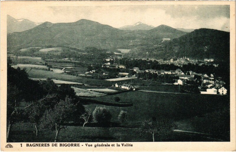 Carte postale ancienne Bagneres-de-Bigorre - Vue générale et la Vallée à Bagnères-de-Bigorre