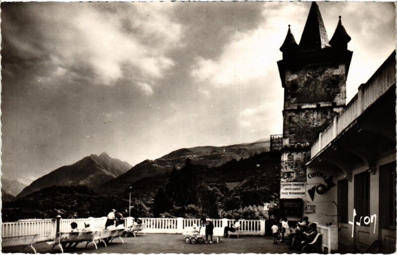 Carte postale ancienne Argeles-Gazost - La Terrasse et le Viscos à Argelès-Gazost