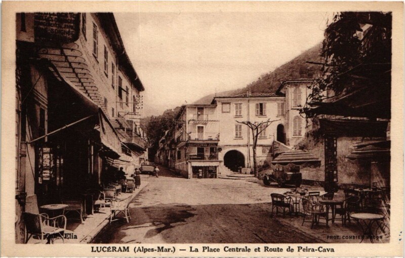 Carte postale ancienne Lucéram - La Place Centrale et Route de Peira-Cava à Lucéram