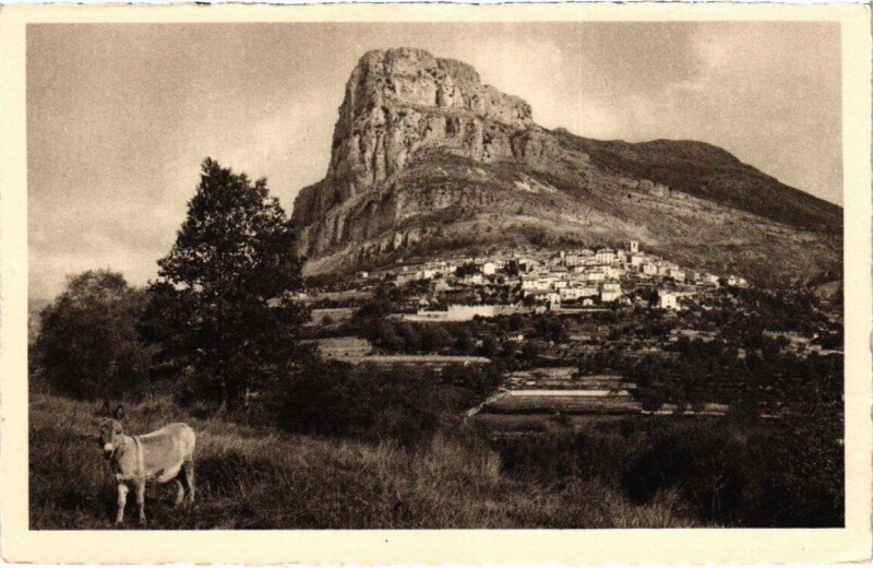 Carte postale ancienne Saint-Jeannet et son Baou à Saint-Jeannet