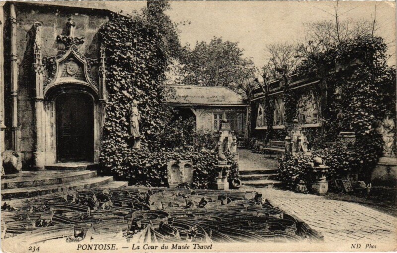 Carte postale ancienne Pontoise - La Cour du Musée Thavet à Pontoise