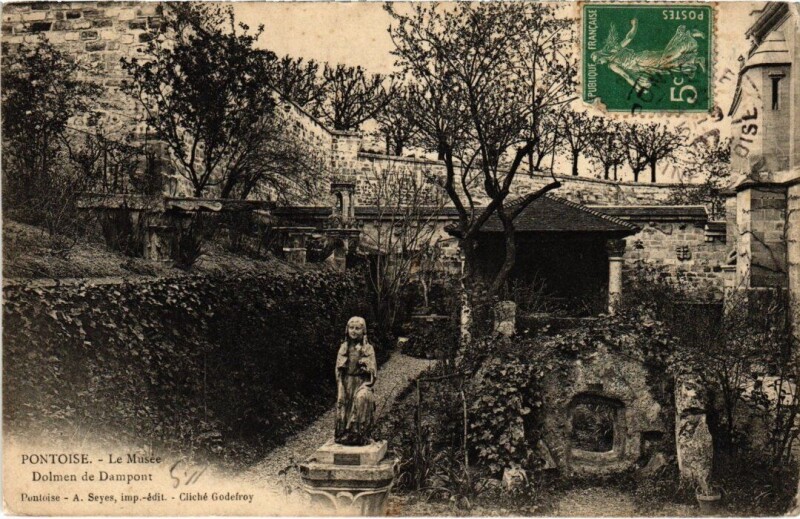 Carte postale ancienne Pontoise - Le Musée - Dolmen de Dampont à Pontoise