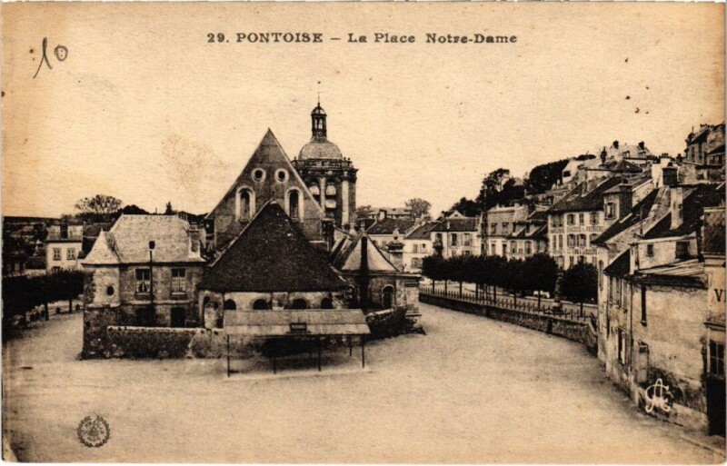 Carte postale ancienne Pontoise - La Place Notre-Dame à Pontoise