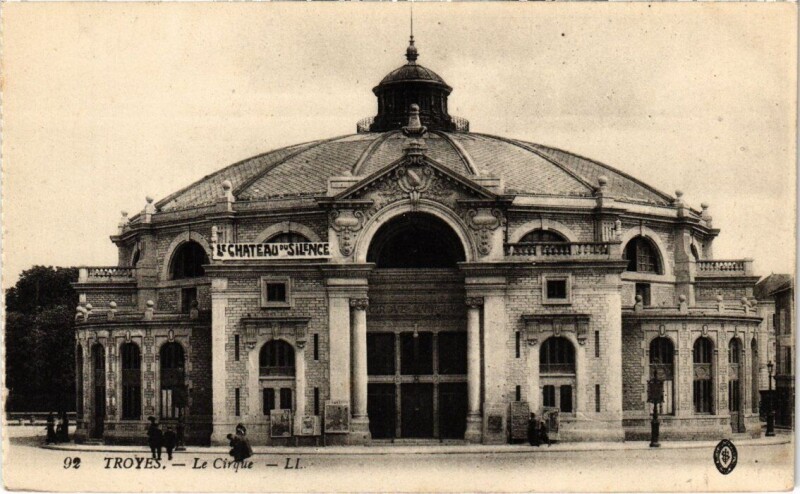 Carte postale ancienne Troyes - Le Cirque municipal à Troyes