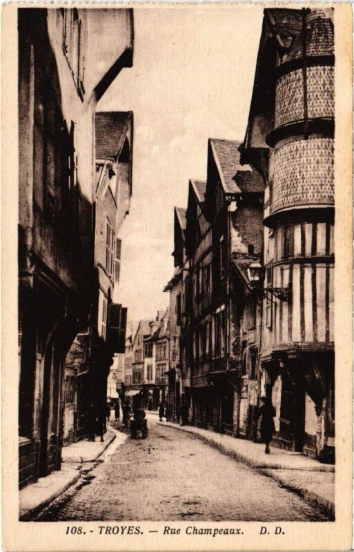 Carte postale ancienne Troyes - Rue Champeaux à Troyes