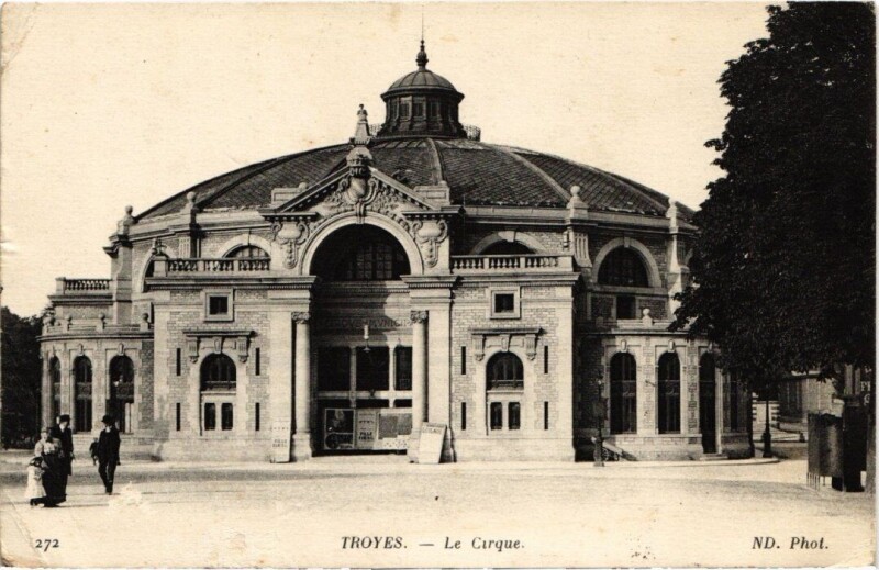 Carte postale ancienne Troyes - Le Cirque municipal à Troyes