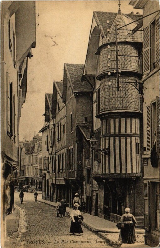Carte postale ancienne Troyes - Rue Champeaux à Troyes