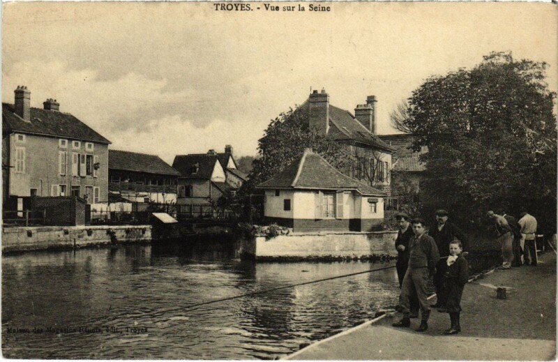 Carte postale ancienne Troyes - Vue sur la Seine à Troyes