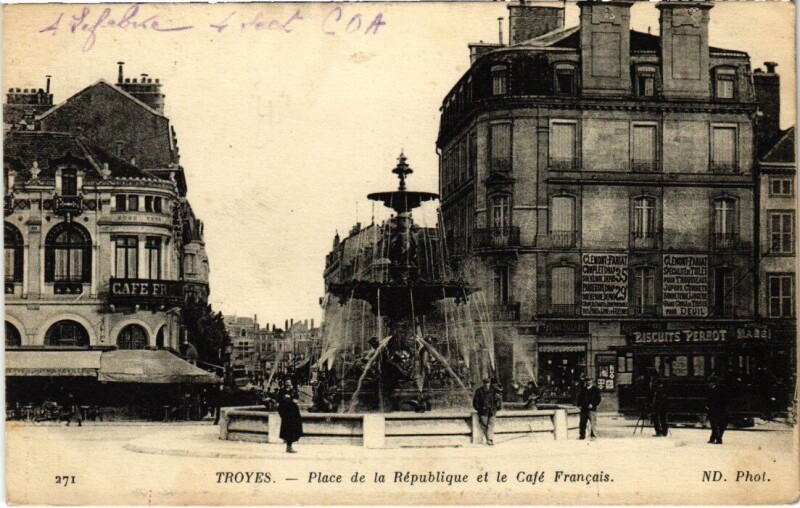 Carte postale ancienne Troyes - Le Café Francais et la Rue de la République à Troyes