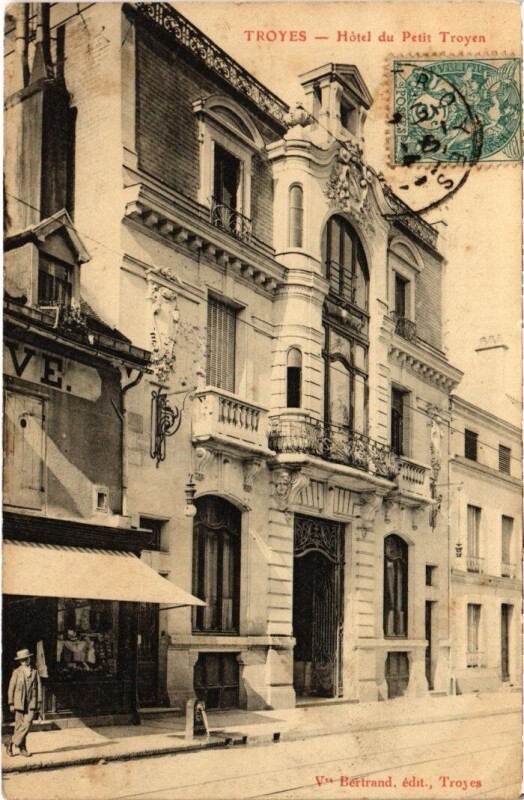 Carte postale ancienne Troyes - Hotel du Petit Troyen à Troyes