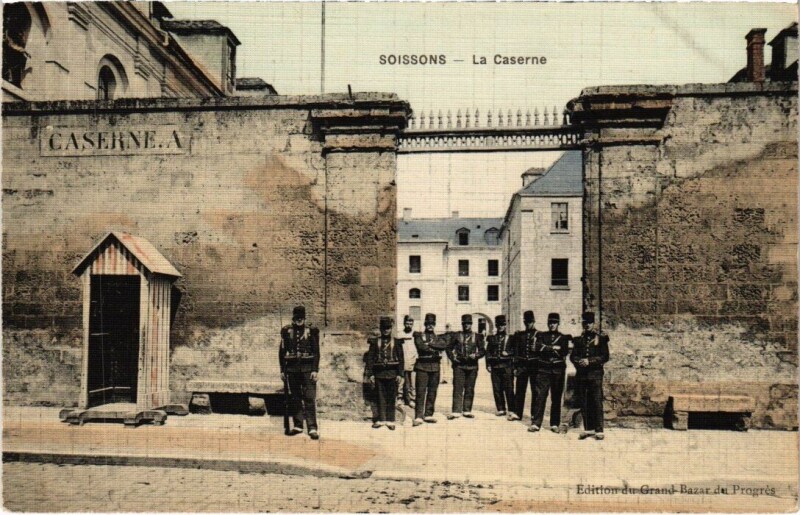 Carte postale ancienne Militaire - Soissons - La Caserne à Soissons