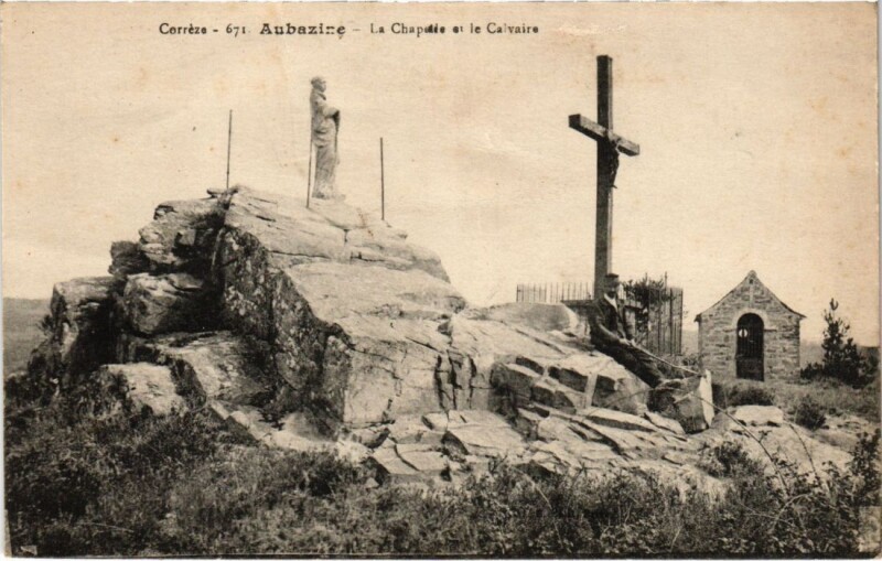 Carte postale ancienne Aubazine - La Chapelle et le Calvaire