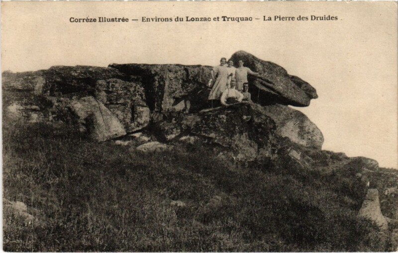 Carte postale ancienne Environs du Lonzac et Truquac - La Pierre des Druides