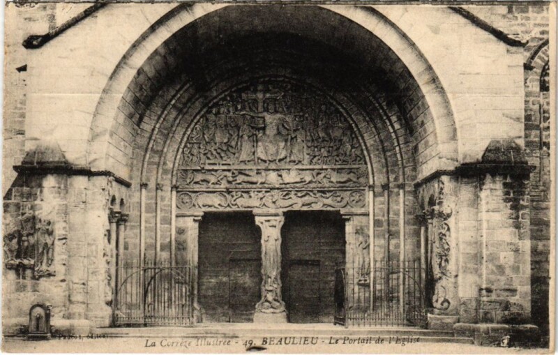Carte postale ancienne Beaulieu - Le Portail de l'Eglise