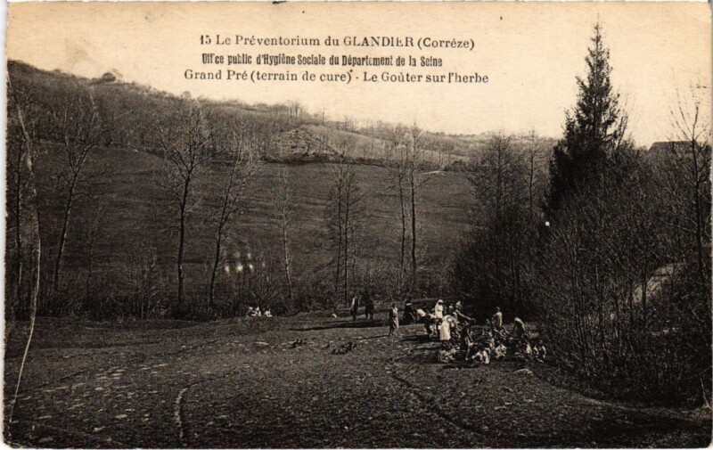 Carte postale ancienne Le Preventorium du Glandier - Grand Pre - Le Gouter sur l'Herbe