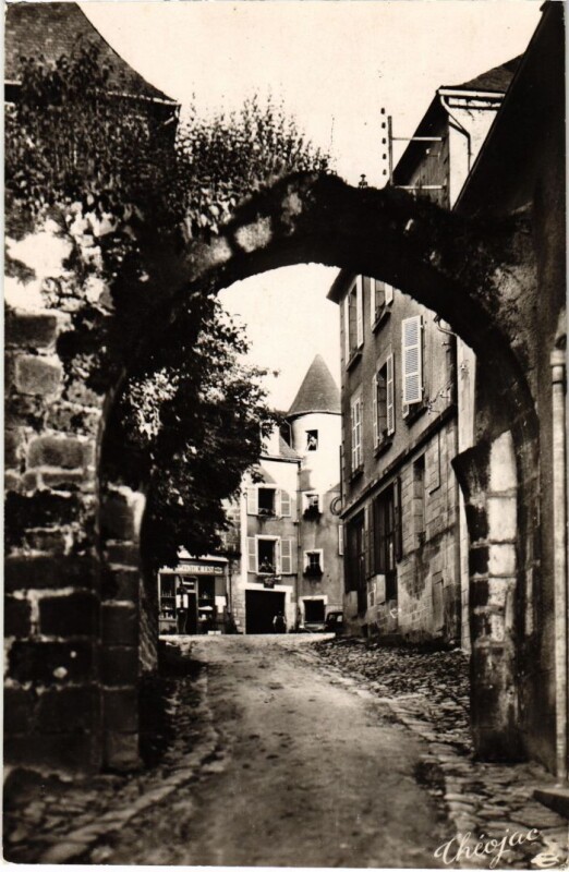 Carte postale ancienne Treignac - Porte de la Ville à Treignac
