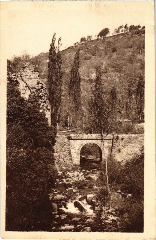 Carte postale ancienne Aubazine - La Vallee de Coyroux et les Ruines de l'Abbaye