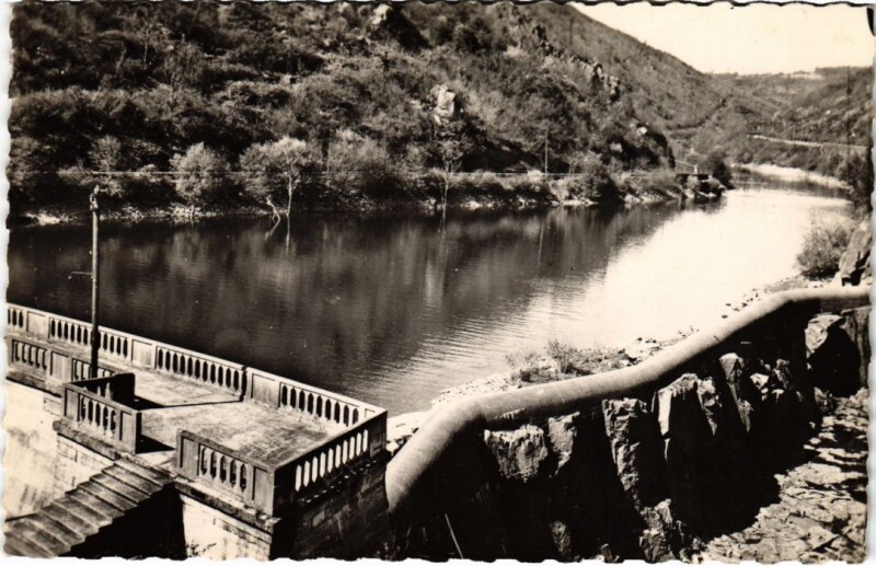 Carte postale ancienne Le Saillant - Le Barrage sur la Vezere
