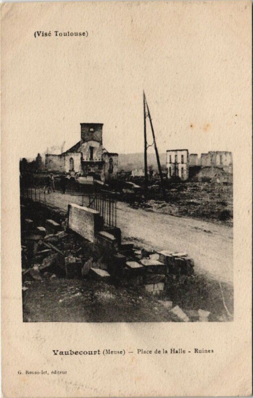 Carte postale ancienne Vaubecourt - Place de la halle à Vaubecourt