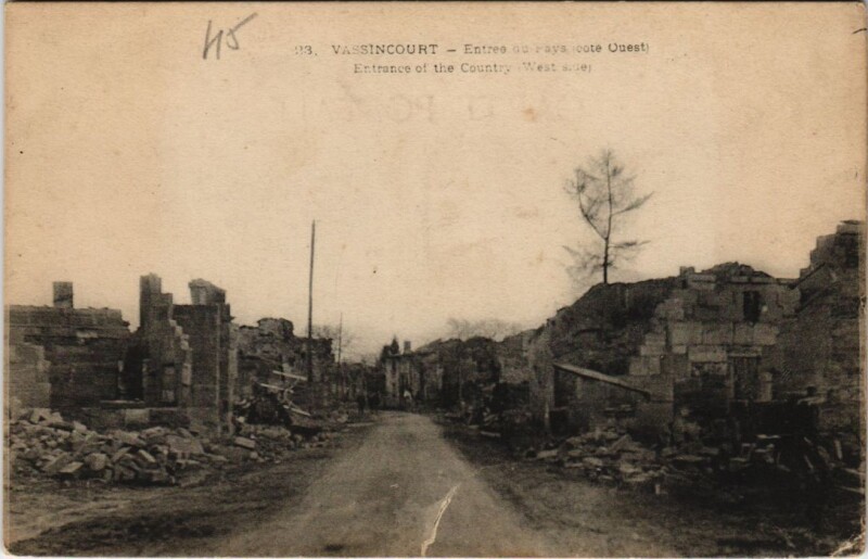 Carte postale ancienne Vassincourt - Entree du pays à Vassincourt