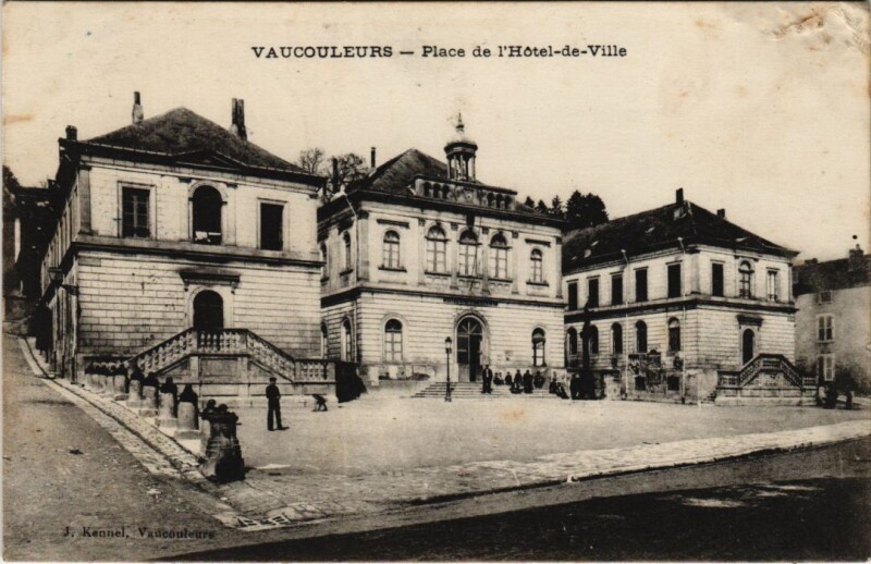 Carte postale ancienne Vaucouleurs - Place de l'hotel de ville à Vaucouleurs