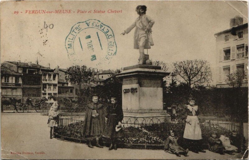 Carte postale ancienne Verdun-sur-Meuse - Place et statue chevert à Dun-sur-Meuse