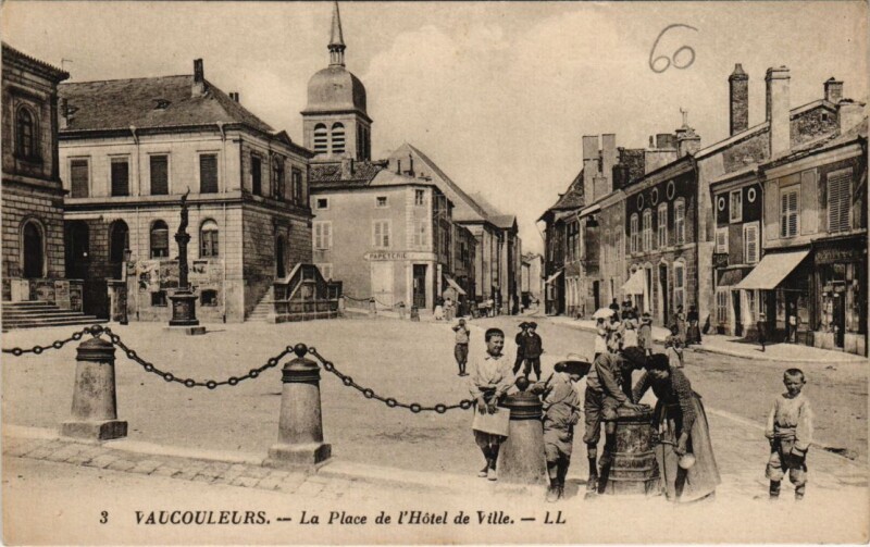 Carte postale ancienne Vaucouleurs - La Place de l'hotel de ville à Vaucouleurs