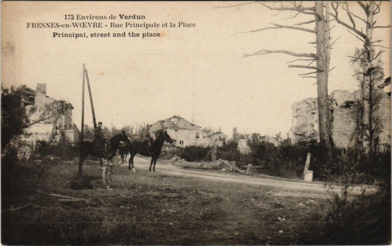 Carte postale ancienne Fresnes-en-woevre - Rue principale et la place à Fresnes-en-Woëvre