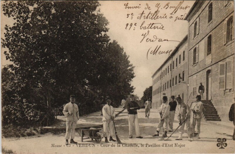 Carte postale ancienne Verdun - Cour de la citadella à Verdun