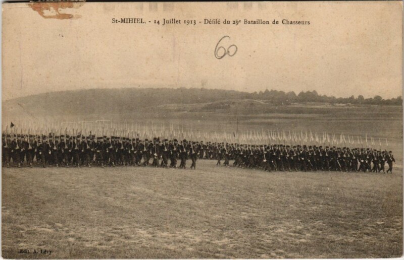 Carte postale ancienne Saint - Mihiel - Defile bataillon de chasseurs à Saint-Mihiel